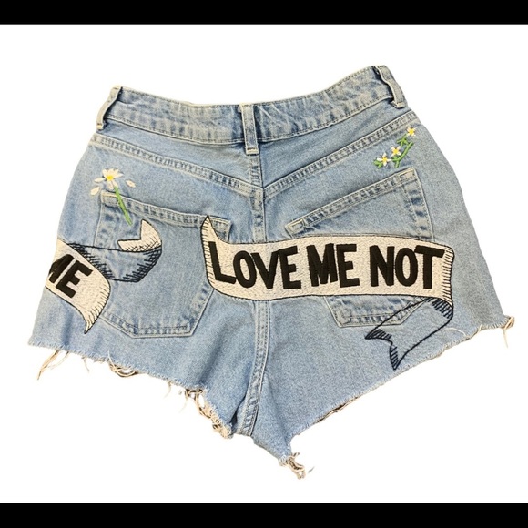 TOPSHOP MOTO Love Me Not Embroidered Mom Shorts With Pockets Light Wash Jean 2 - Picture 6 of 12